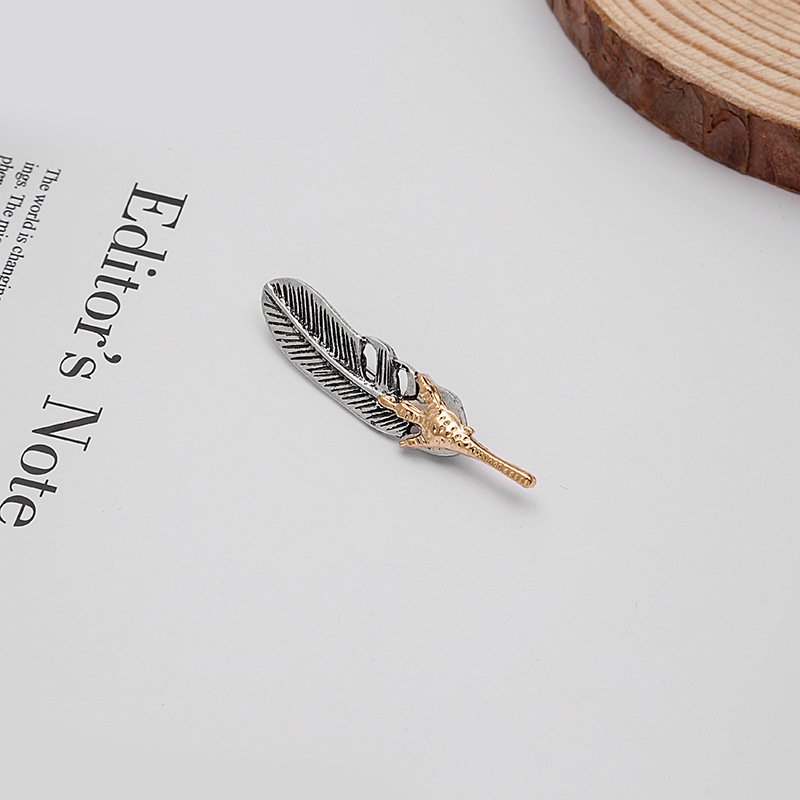 Retro alloy eagle claw feather brooch, fashionable three-dimensional 3D brooch, factory direct sales, export corsage accessories details Picture