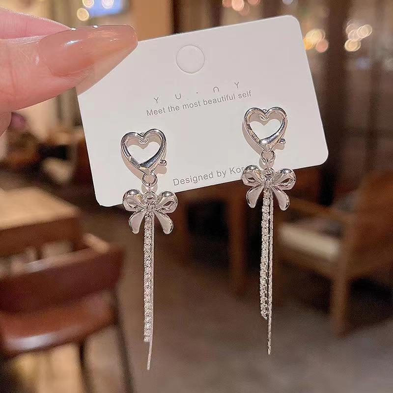 Fashionable and versatile heart-shaped tassel stud earrings for women, light luxury and niche bow pendant earrings, 2025 new trendy earrings full figure