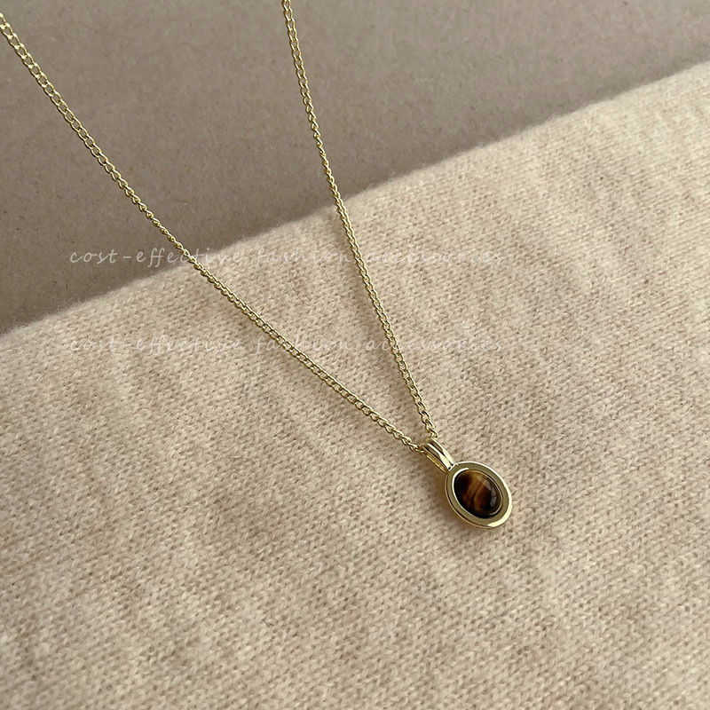 Double-layered tiger-eye pendant necklace, a new retro accessory for women, autumn and winter beaded sweater chain Application Scenario