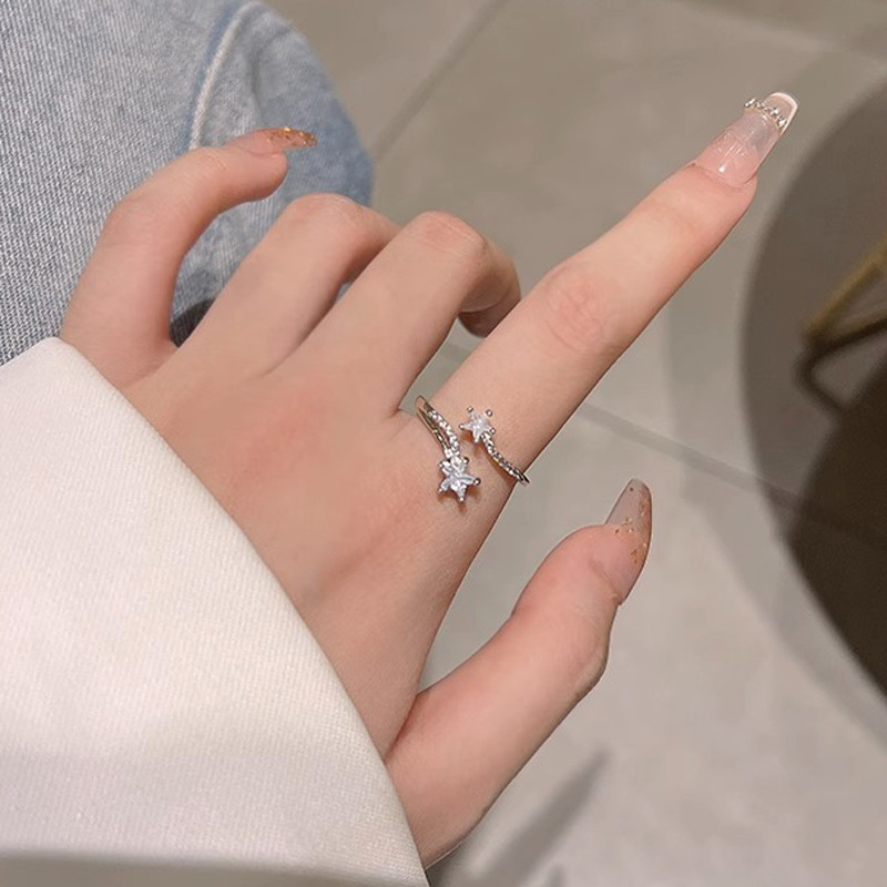 The micro-inlaid zircon star open ring is a niche design for women, exuding a sense of high-end luxury and trendy food rings. It's an extremely elegant jewelry accessory Specification drawing