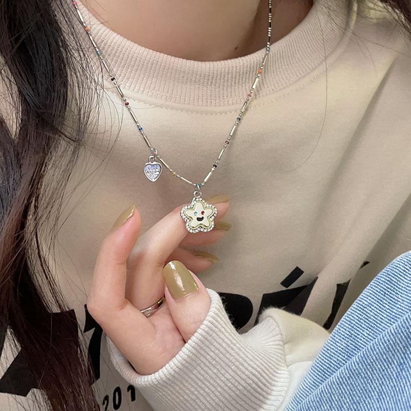 A cute and colorful flower smiling face necklace, a sweet and elegant female summer Internet celebrity, a star pendant, a collarbone chain, a trendy neck accessory full figure