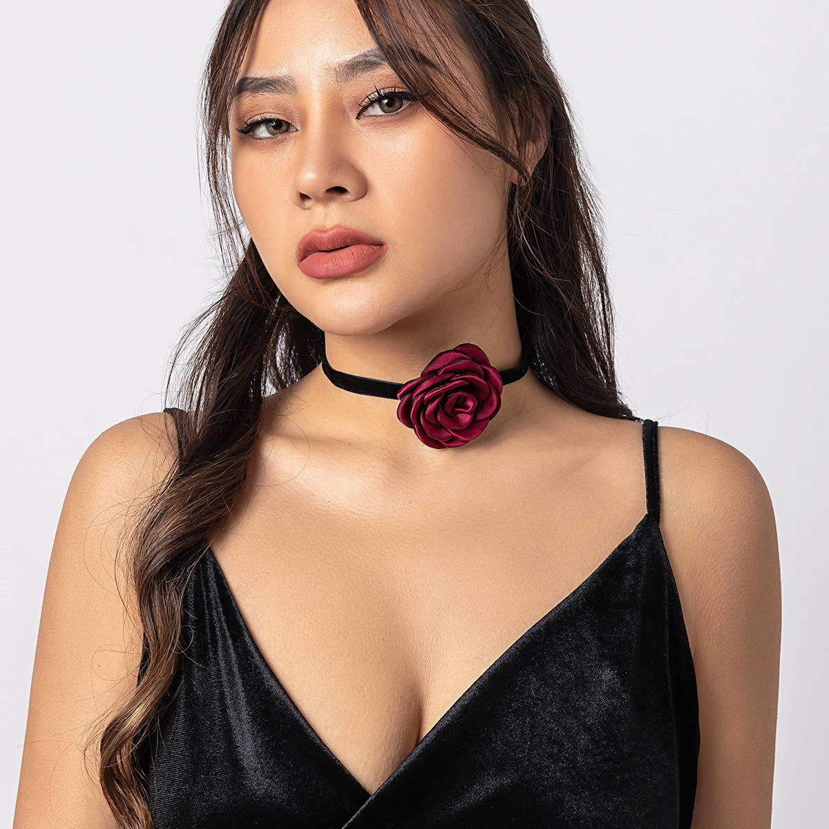 European and American cross-border jewelry, flower tie, high-end retro necklace, handcrafted velvet fabric, personalized and versatile collarbone chain details Picture