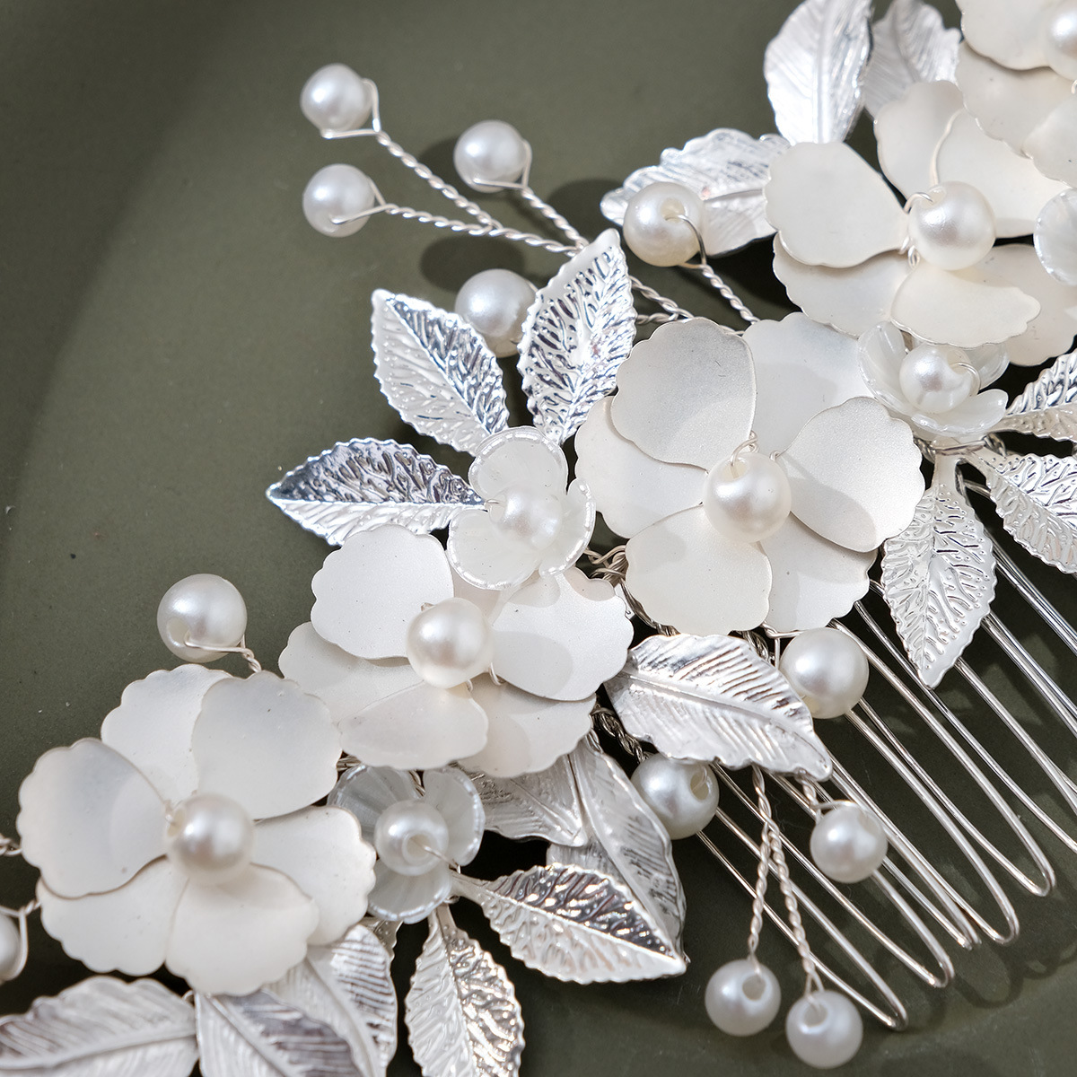 Forest-style alloy flower handcrafted bridal hair comb, high-end wedding dinner hair accessory, silver leaf and flower insert comb for women Application Scenario