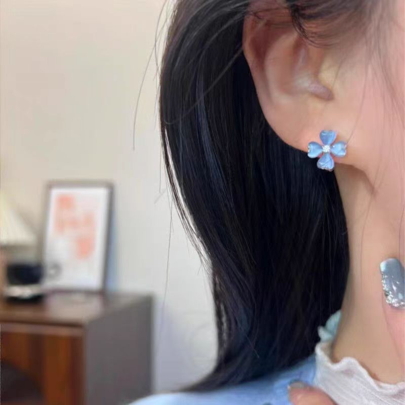 Forest-themed ice-transparent blue cat's eye stone flower ear buckles, with a unique design sense, exquisite and versatile earrings, elegant and light luxury earrings Specification drawing