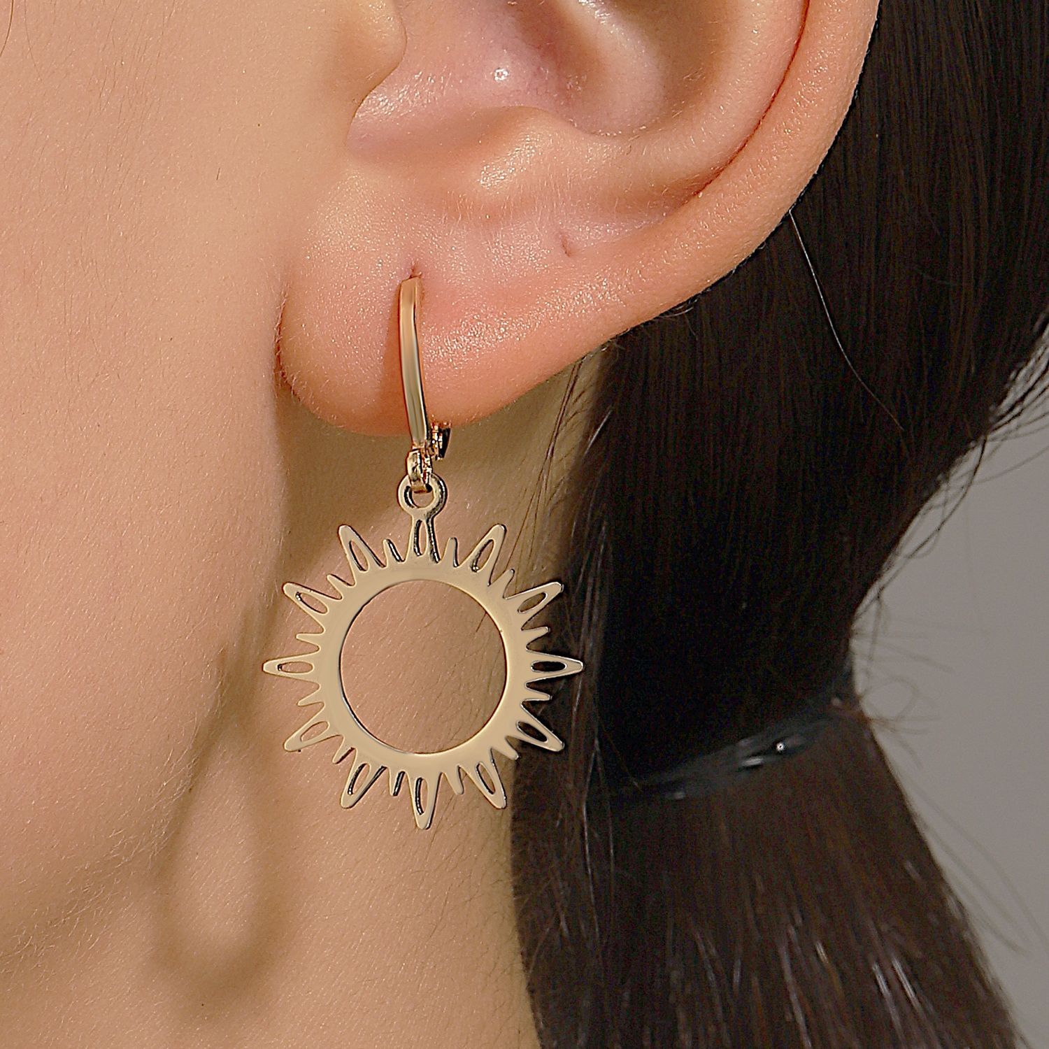 Cross-border new retro sun earrings for women, European and American ins style hollowed-out golden small sun stud earrings wholesale Specification drawing