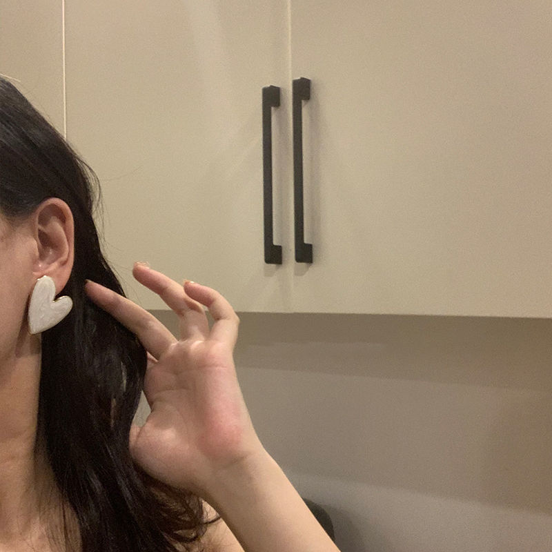 Autumn and winter heart-shaped milky white large earrings and stud earrings, cold style sweet earrings, round face women's earrings, 2025 new style Application Scenario