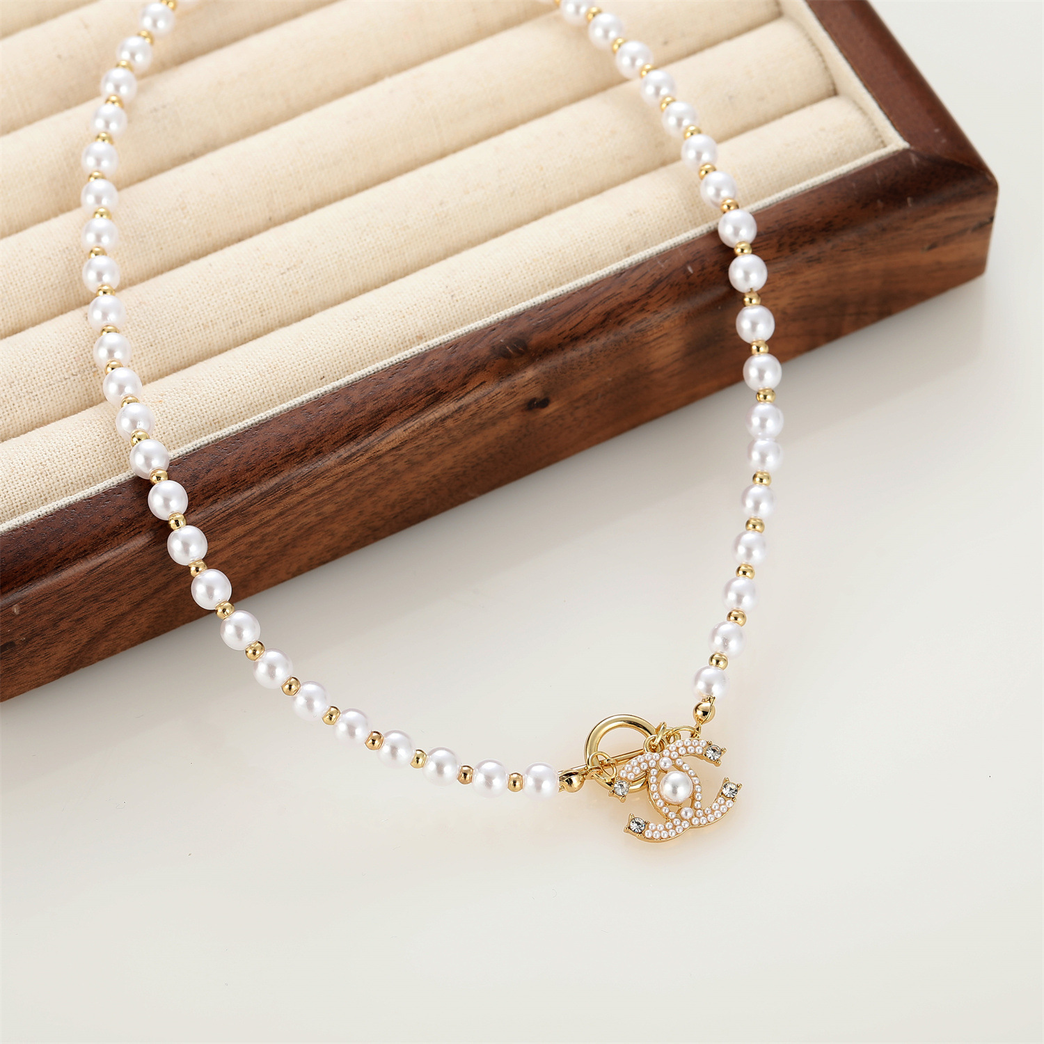 Customized new 2024 trendy pearl necklace, trendy and simple heart-shaped pendant, personalized and light luxury bow collarbone chain details Picture