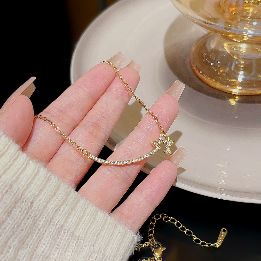 A touch of meteor girl necklace with a niche and light luxury design. The star collarbone chain is a versatile and high-end necklace. It's a perfect accessory for your girlfriend Application Scenario