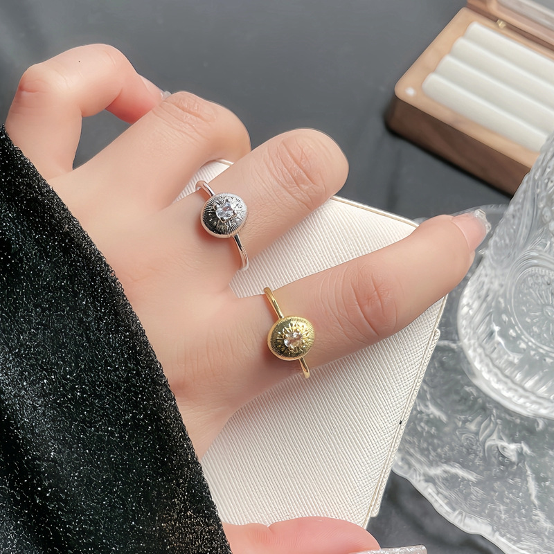 A niche, light luxury and fashionable Italian brushed open ring with a cold and elegant female style, star-shaped oval retro food ring details Picture