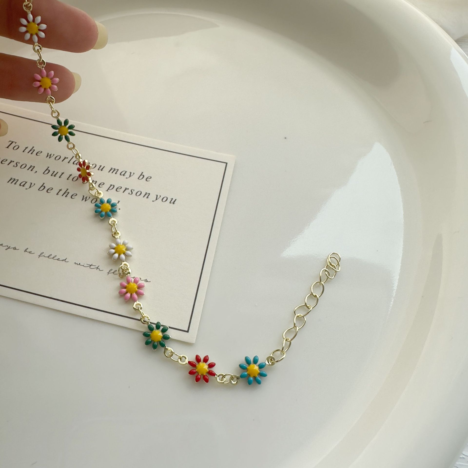 Colorful and niche necklace, a girl's fresh and delicate Daisy flower bracelet and necklace, an ins style color-blocking design collarbone chain accessory Application Scenario