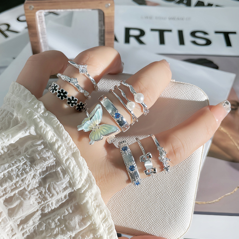 A light luxury silver-white bow geometric open-top ring with a simple, sweet, cool and niche design for women full figure