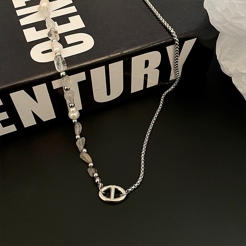 This necklace with irregular texture and crushed stone splicing of beaded beads is a niche design for women, with a unique and elegant style. It is a necklace and collarbone chain accessory Application Scenario