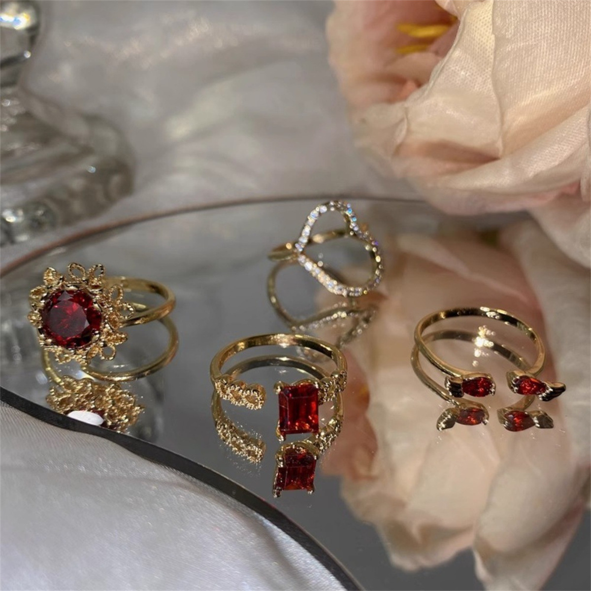 A new versatile French retro, niche, fashionable, light luxury and high-end ring with diamond-encrusted red gemstones for women Application Scenario