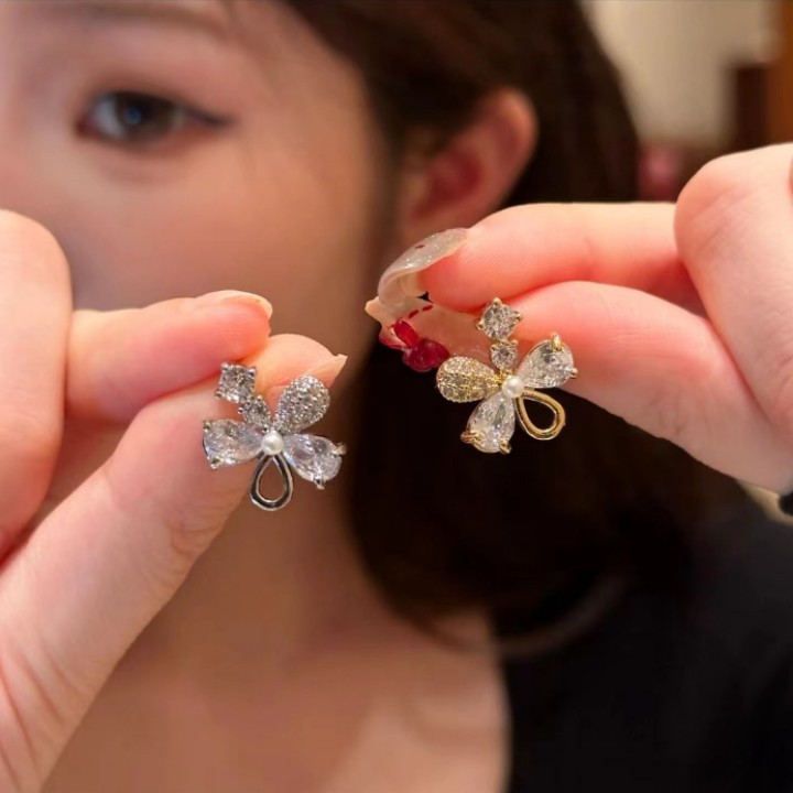 Light luxury design, forest-themed flower and white stone style, niche and versatile, high-end and exquisite stud earrings 2025 new style earrings full figure