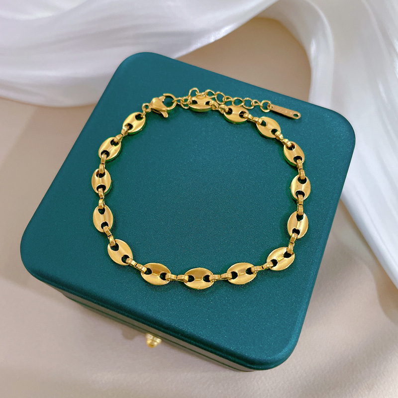 【 All-titanium Steel 】 Minimalist style Dongdaemun, unique pig nose, gold bracelet inside the stove, female Internet celebrity, retro best friend Application Scenario