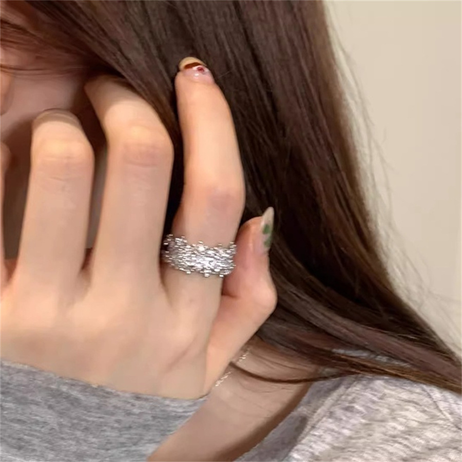 A light luxury, exquisite, super glittering, starry sky zircon ring with a cold and unique design for women, exuding a sense of sophistication and versatility details Picture