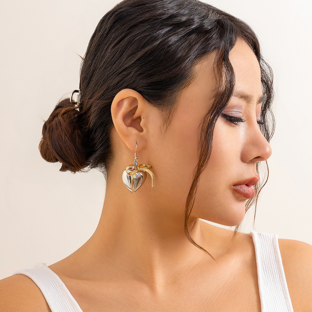 European and American cross-border jewelry, ins style, three-dimensional and elegant, heart-shaped contrasting color, butterfly stud earrings earrings details Picture