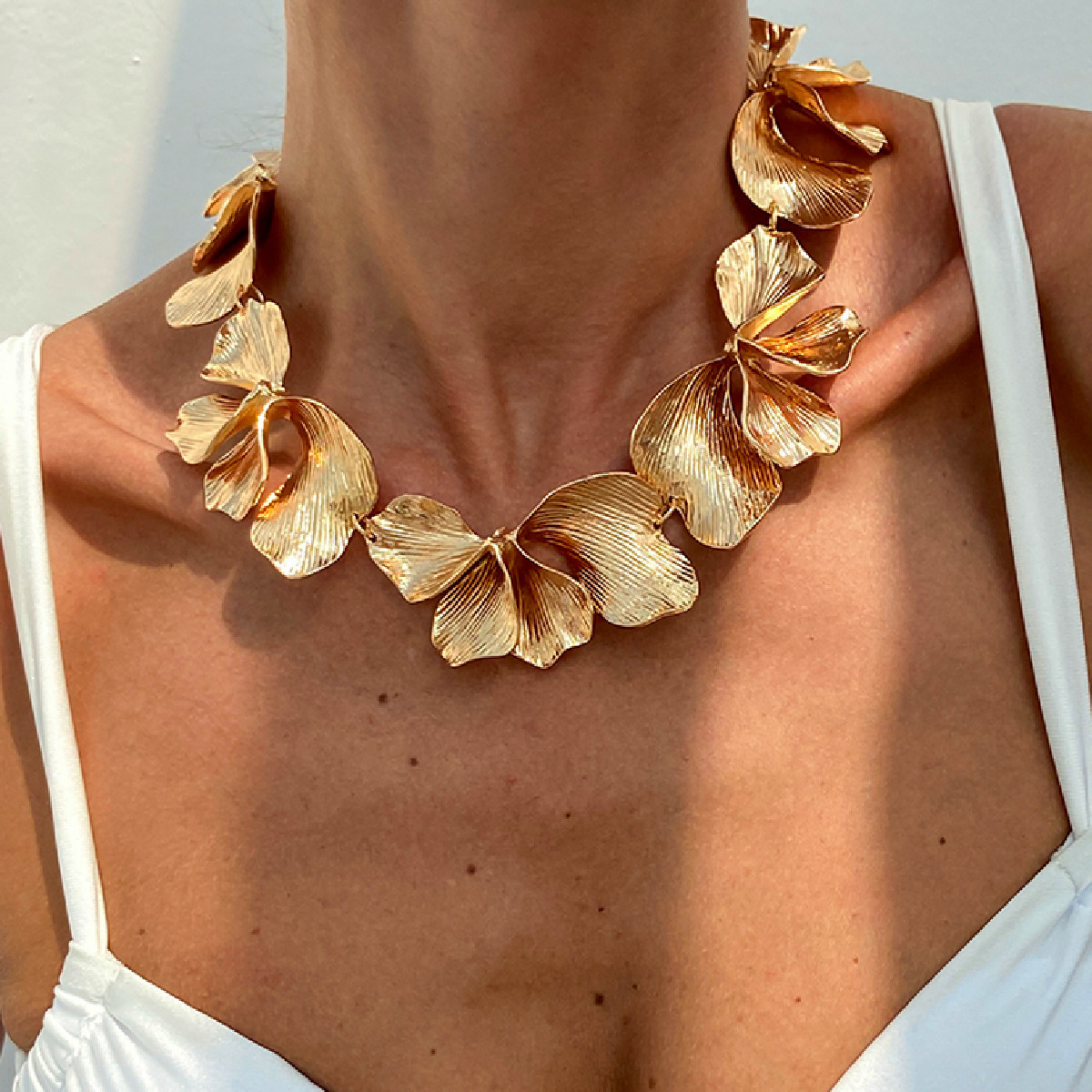 Irregular pleated petal necklace for cross-border European and American jewelry, fashionable ins style metal alloy flower necklace full figure