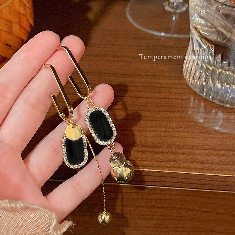 The light luxury, diamond-encrusted tassel earrings are versatile for women and exude a sense of sophistication. The S925 silver needle earrings are a bestseller full figure