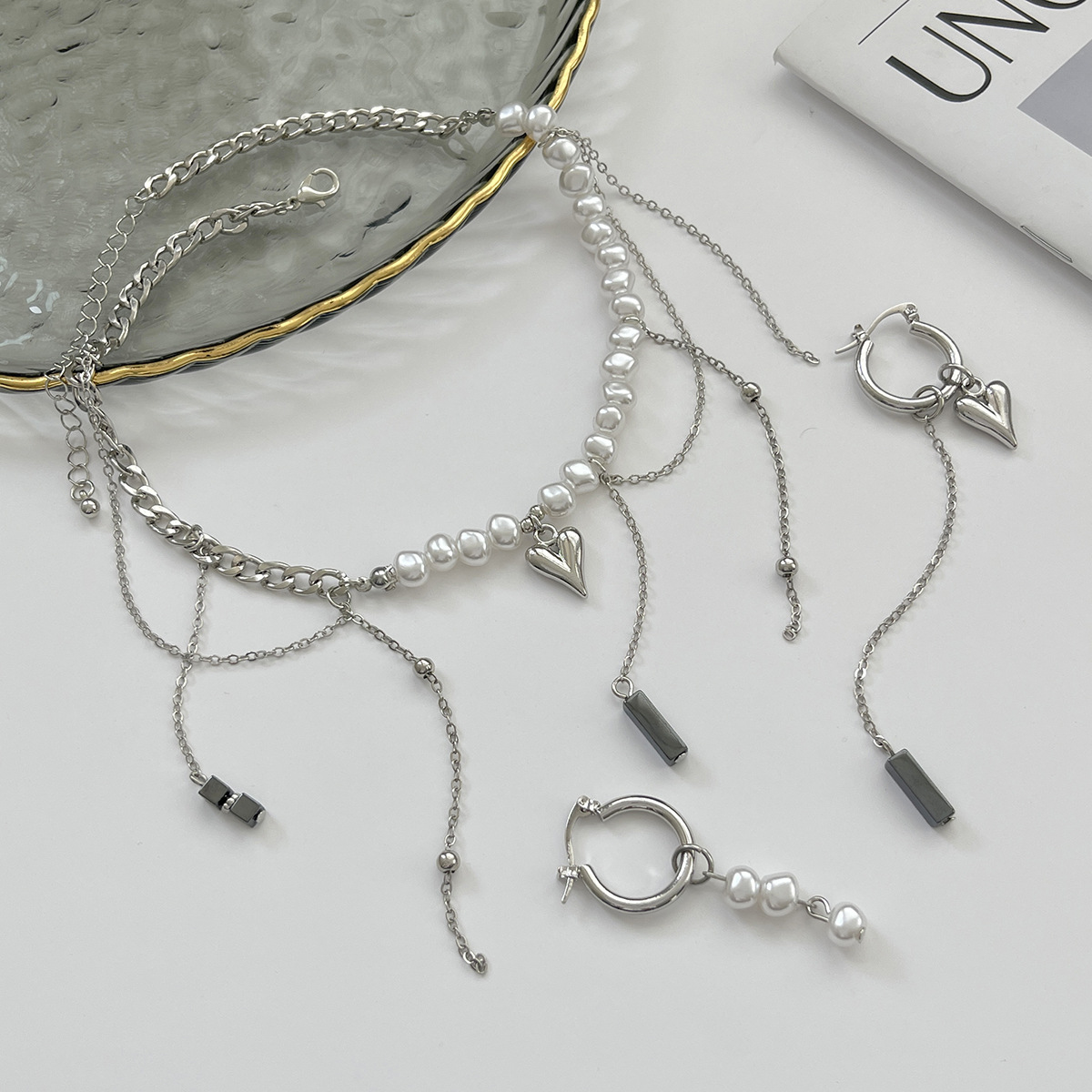 European and American cross-border jewelry, cold style heart gallstone pendant Necklace, personalized pearl beaded Necklace metal Application Scenario