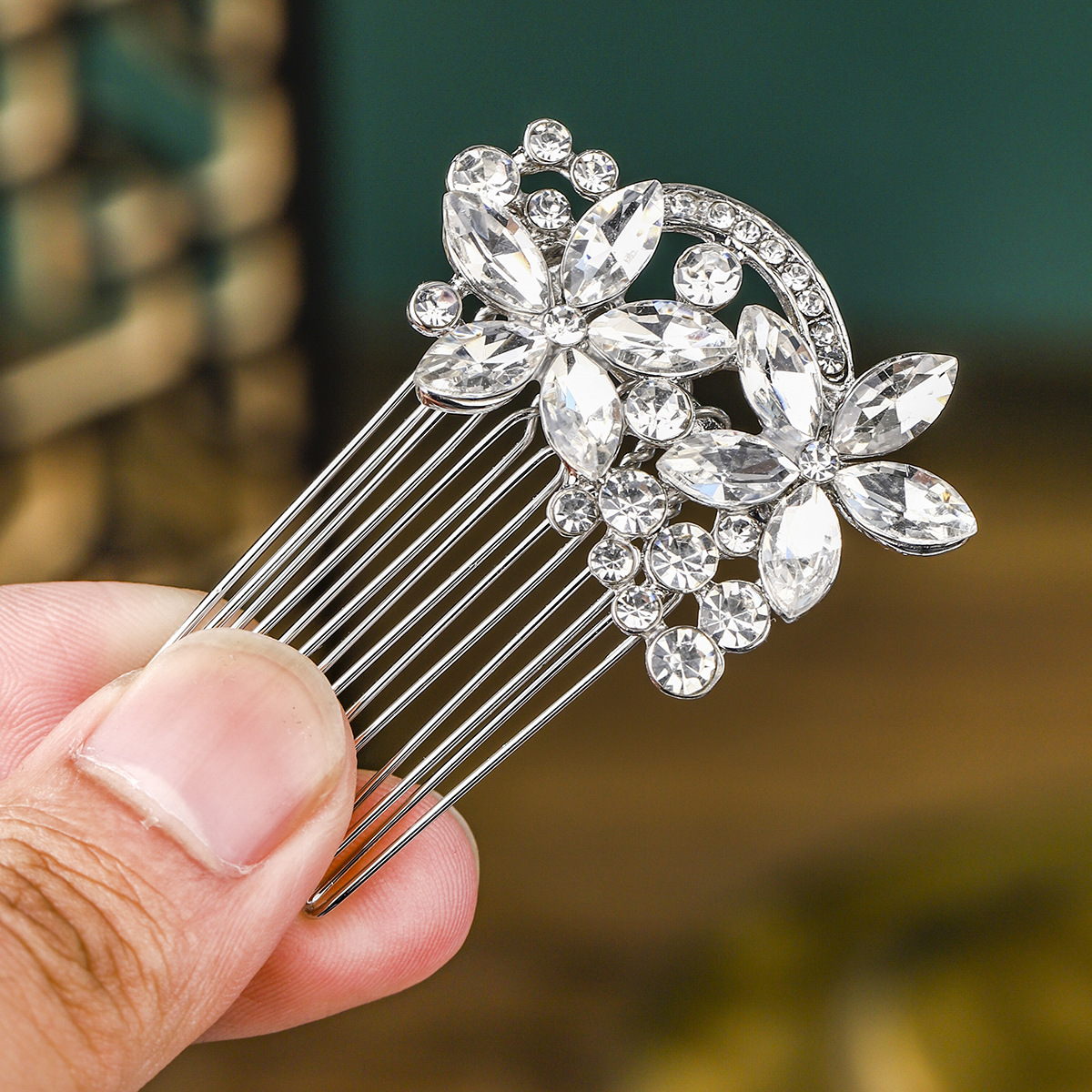 Cross-border new wedding accessories: alloy water diamond insert comb, elegant and retro wedding updo headwear, European and American bride's hair comb details Picture