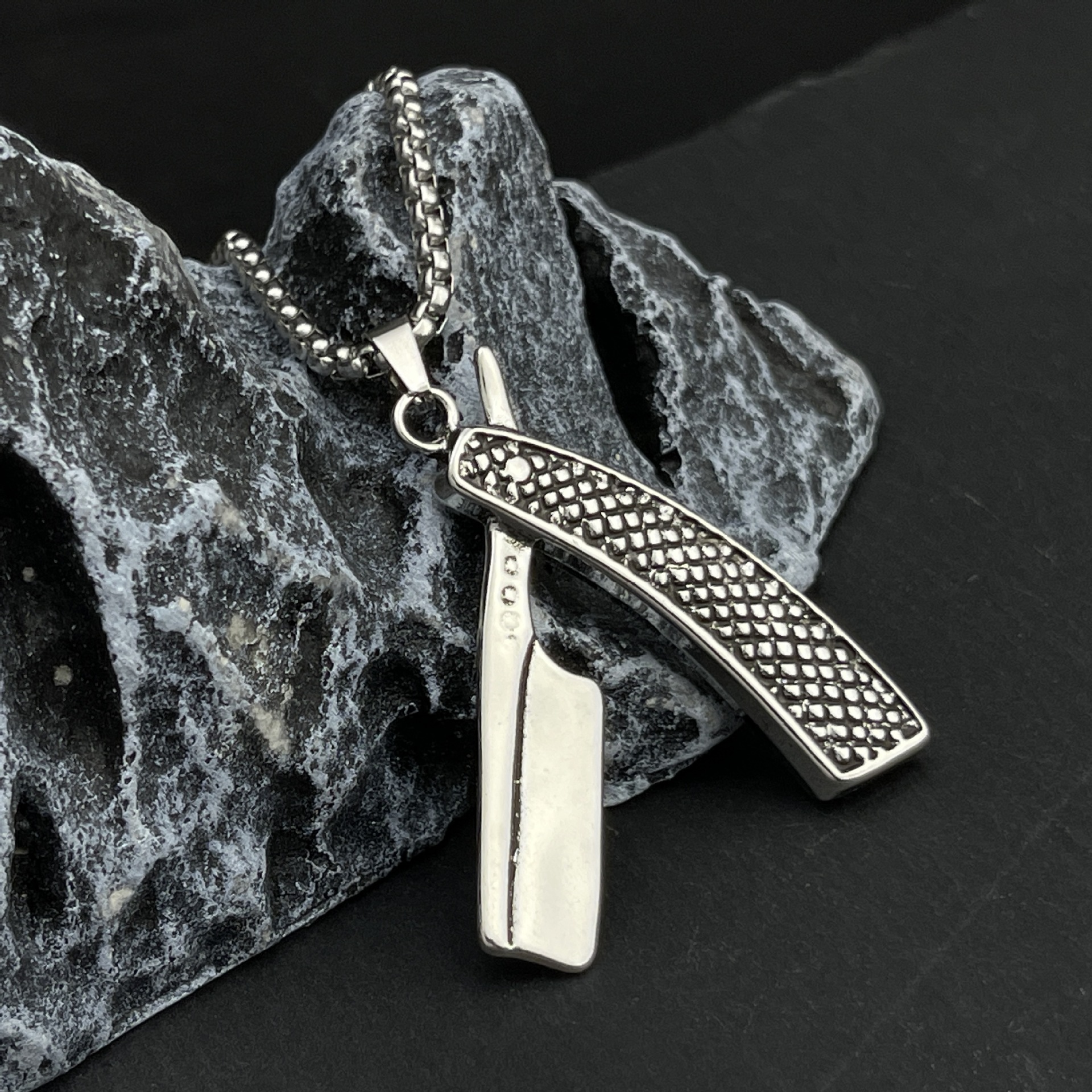 Wholesale of 2024 cross-border new hip-hop alloy razor pendant, fashionable, creative and personalized razor titanium steel necklace details Picture