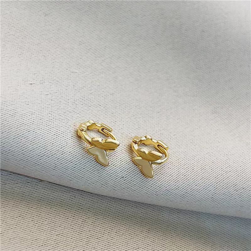 The new butterfly earring earrings feature a niche design for women, exuding a sense of sophistication. They are in an Instagram cool and cool style, with small ear loops and stud earrings Application Scenario