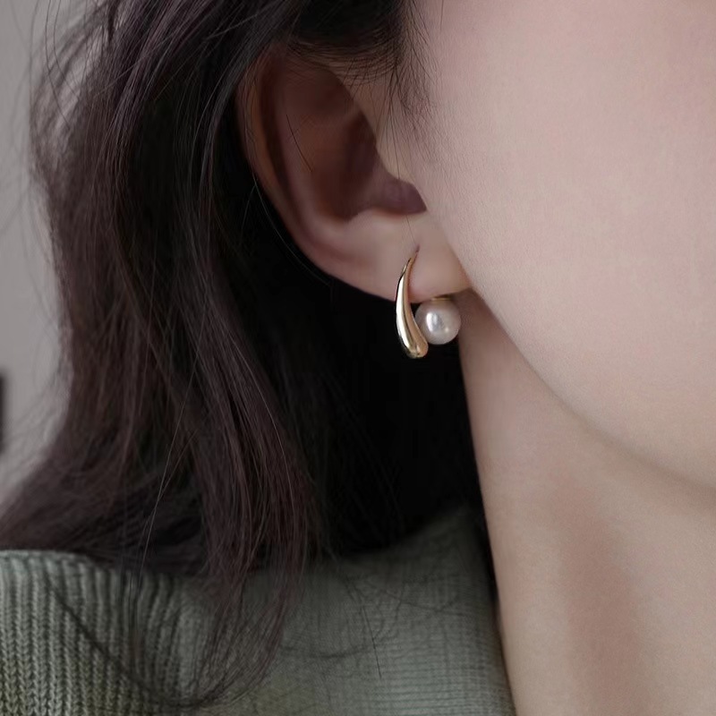 Simple and niche metal pearl stud earrings for women, 2025 new style, trendy, high-end and fashionable design sense earrings, light luxury ears details Picture