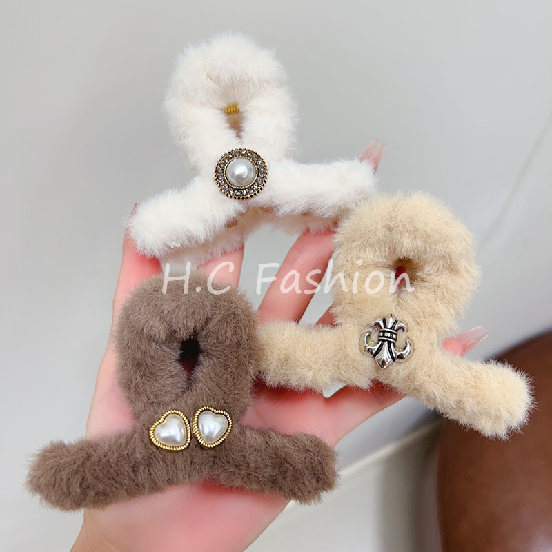 The new mid-sized retro plush claw clip for autumn and winter, a high-end look, is a popular shark clip headpiece on the back of a woman's head full figure
