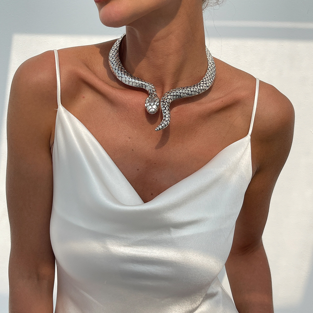 Exaggerated silver snake-shaped spring alloy necklaces from Europe and America, punk-style wrapped choker necklaces Specification drawing