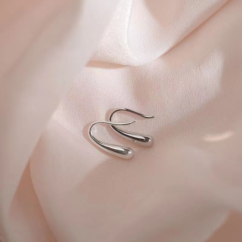 The s925 minimalist and high-quality teardrop ear hook is a high-end and niche design for women, fashionable and versatile, with a casual and everyday style Application Scenario