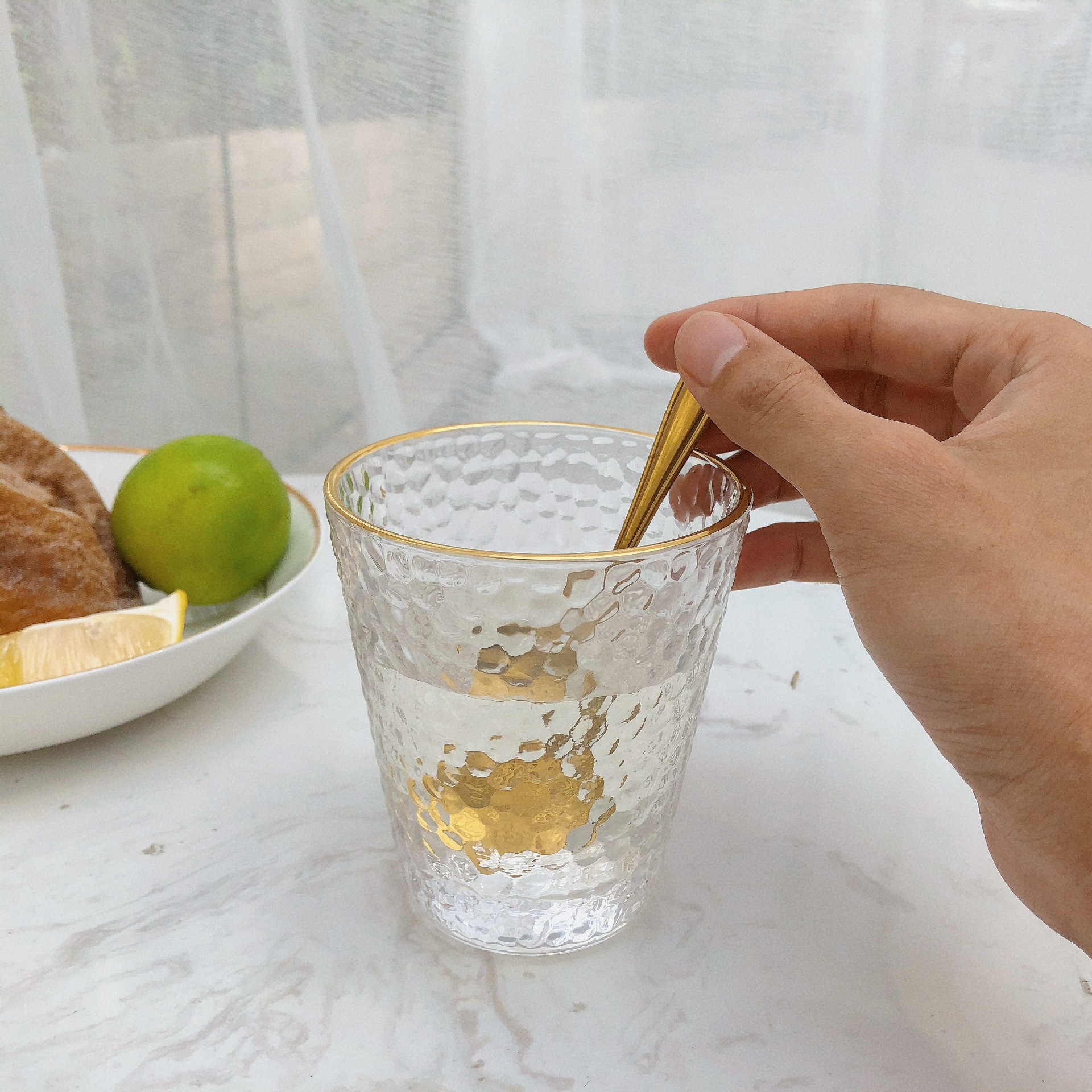 Wholesale of high-end glass hammer-patterned cups, gold-rimmed milk cups, glass water cups, tea cups, juice cups and gifts from Instagram influencers Application Scenario