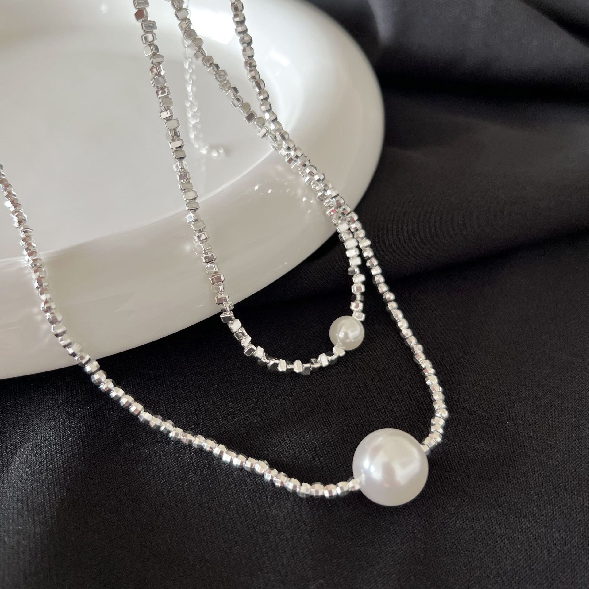 French light luxury style silver pearl pendant necklace, fashionable design sense for girls, niche collarbone chain, neck chain Application Scenario