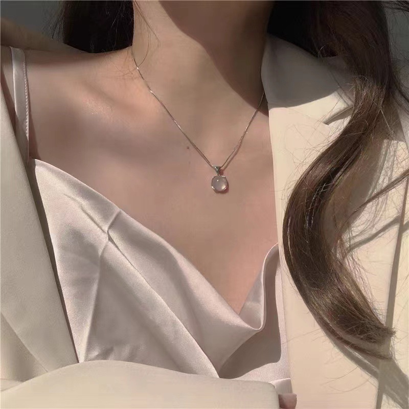 The White Moonlight transparent cat's eye necklace, a light luxury and niche collarbone chain, is a new style of elegant and popular online accessory in 2023 full figure