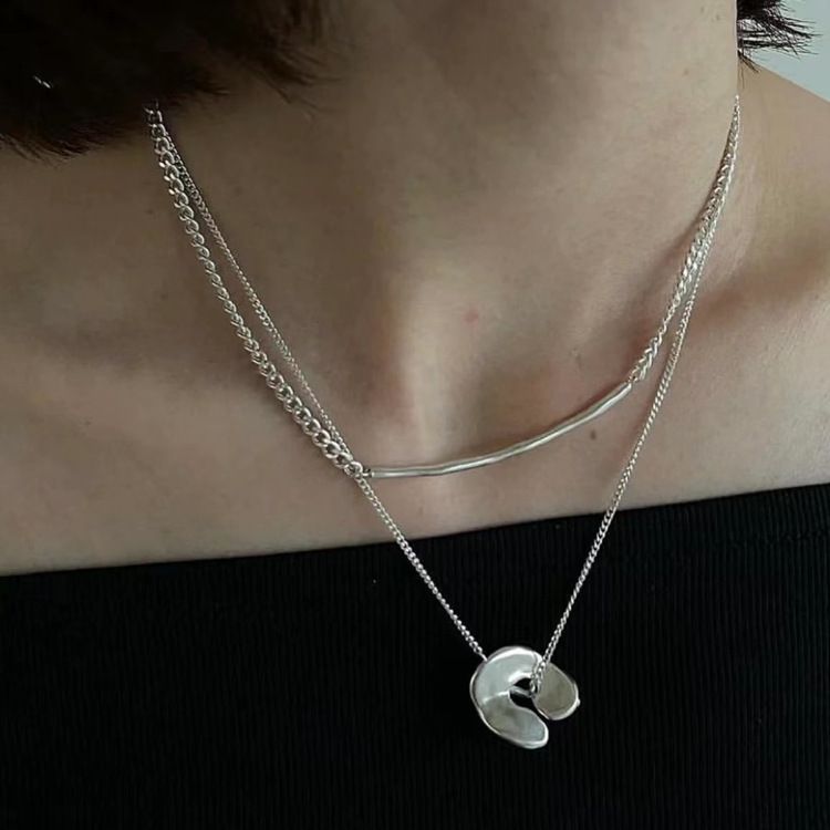 The autumn and winter layer-and-wear plain chain sweater necklace with a unique Japanese retro design and collarbone chain for women, the same style as that of Mina Matsumoto full figure