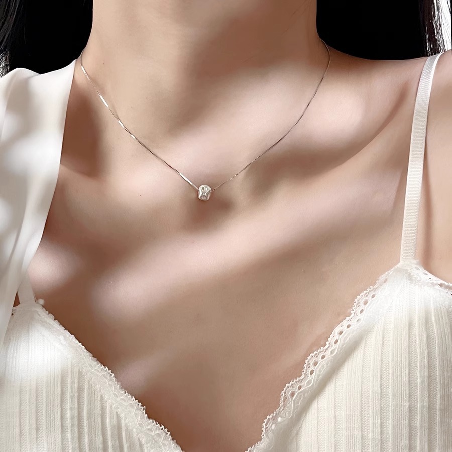 This Korean brushed and frosted ball necklace features a niche design for women, a simple and versatile collarbone chain with a cold style Application Scenario