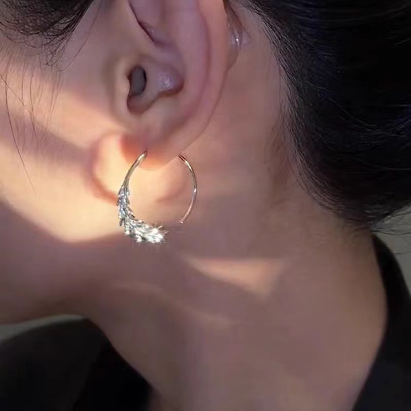 The unique and distinctive design of the wheat ear hook is fashionable, high-end and versatile for women. The exquisite forest-style ear studs are elegant earrings Specification drawing