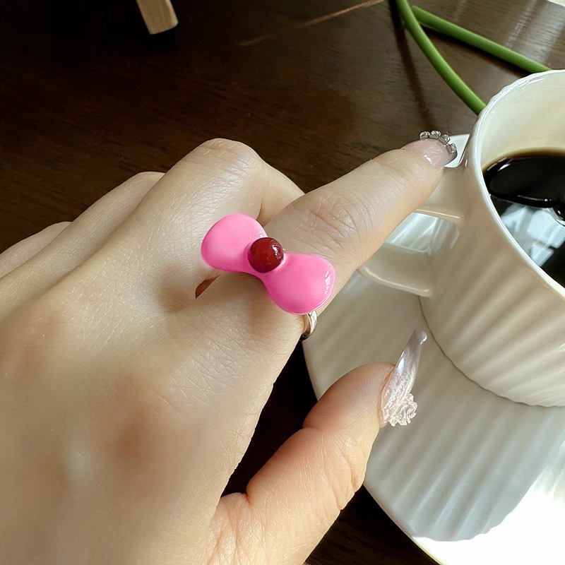 A sweet and youthful pink bow ring with a unique design, featuring a sweet and cool open-mouthed index finger ring with oil drip details Picture