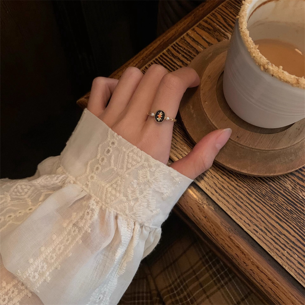 A light luxury style, versatile flower pearl ring, a French retro high-end design, and an open index finger ring Item Picture