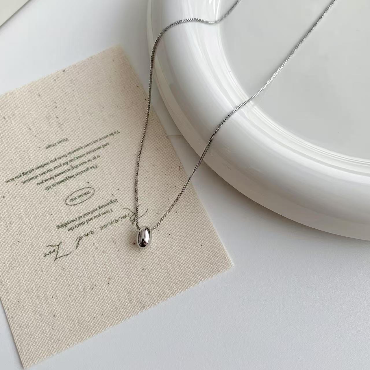 Korean version oval Bean necklace for women 2025 New style small round bean pendant, high-end collarbone chain necklace, simple and versatile details Picture