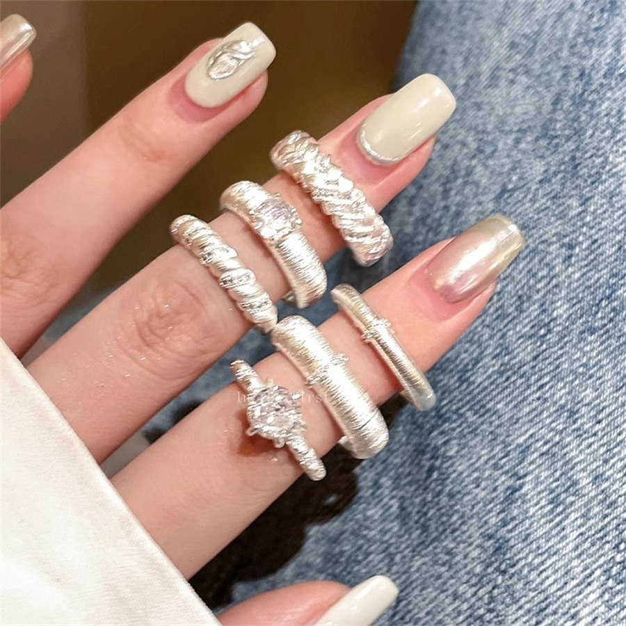 A new 2025 Chinese index finger ring with a touch of brushed and open style, featuring a touch of light luxury and niche sophistication full figure