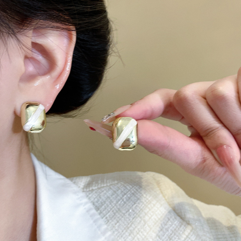 French retro double-piece smooth stud earrings for women, light luxury, versatile, elegant and high-end metal earrings, trendy earrings wholesale details Picture