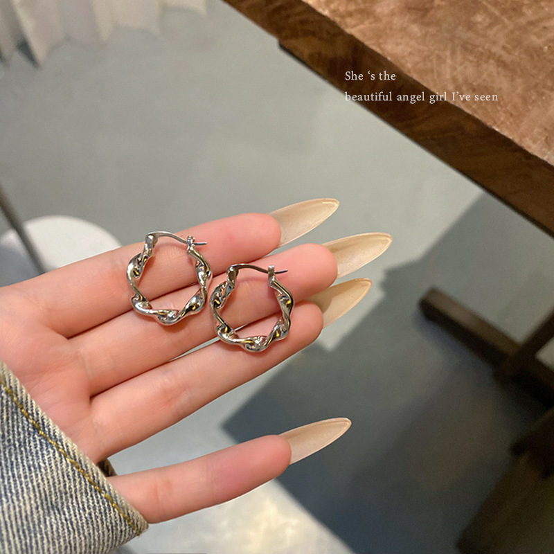 Irregular circular earrings with a metallic feel from Europe and America, a unique and versatile style for women, are trendy and trendy earrings that are popular on the Internet full figure