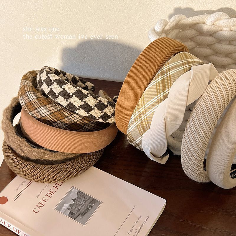 The new Maillard brown high top hairband with a retro style, a plush hairband for washing the face, and a high-end wide-edge headband Specification drawing