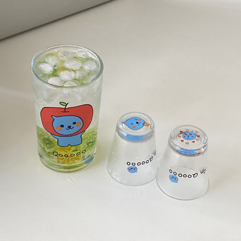 A set of hand-painted Apple cool three-piece glass cups, cartoon little blue man wine glasses, juice cups and coffee cups as gifts Specification drawing