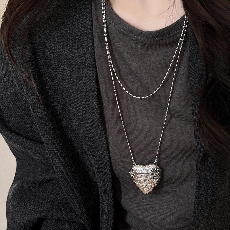 Korean-style heart-shaped small bag necklace with a unique design sense for women, a retro long heart-shaped sweater chain for autumn and winter full figure