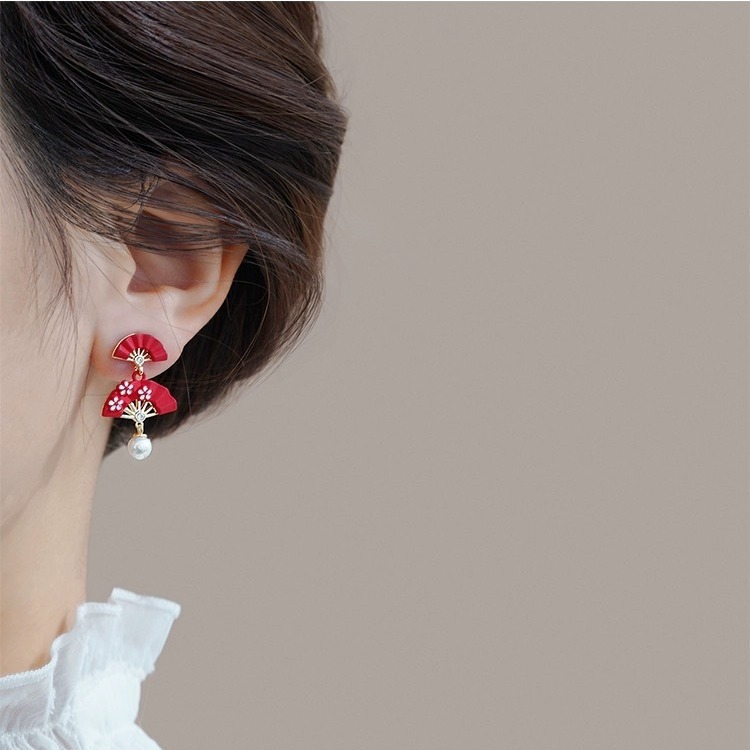 The new Chinese-style Ankela red irregular fan-shaped stud earrings have a unique design sense. The bride's earrings can be worn in a cheongsam with earrings Application Scenario