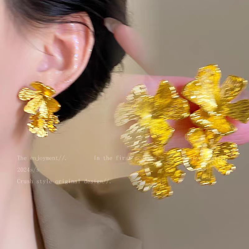 "Flowers bloom and prosperity ~ Retro and unique golden flower earrings, gentle and elegant, niche stud earrings, simple and Instagram influencer earrings. full figure