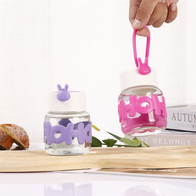 Transparent creative hand-held glass cup with lid, chubby cup, cute, simple, small and portable gift cup, souvenir cup Application Scenario
