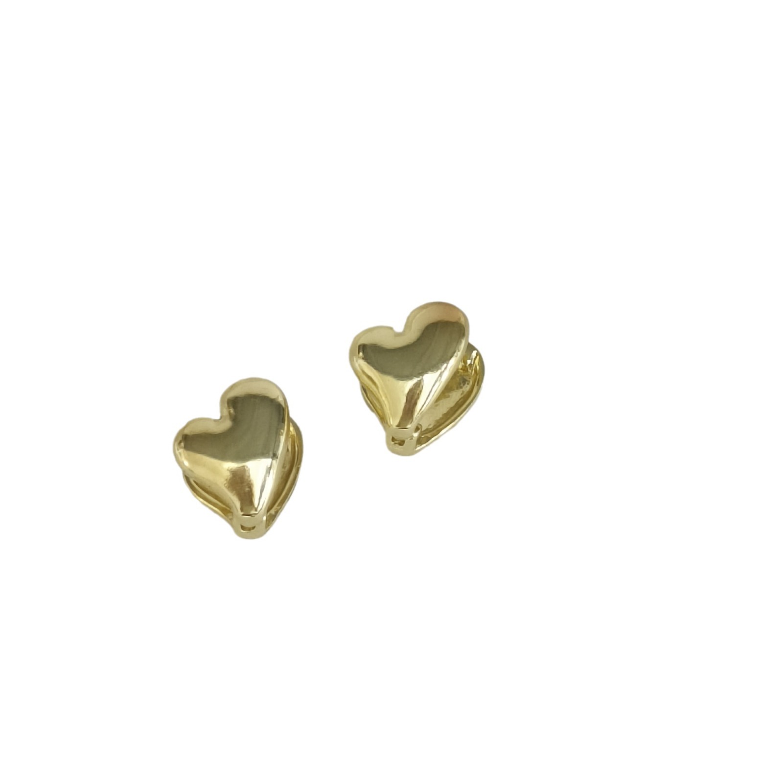 Korean golden heart-shaped stud earrings for women, with a unique and elegant touch. The heart-shaped stud earrings are a retro, high-end and heart-shaped accessory for commuting Item Picture